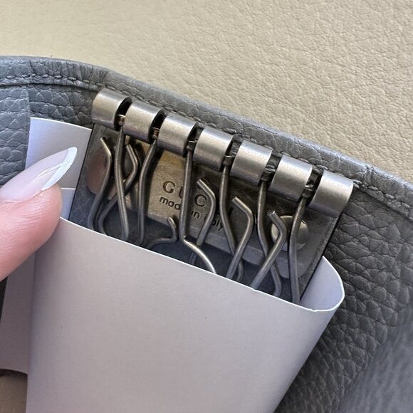NEW GUCCI Pebbled Calfskin Enamel Monochrome GG Marmont 6 Key Holder Deep Grey - Picture 7 of 10